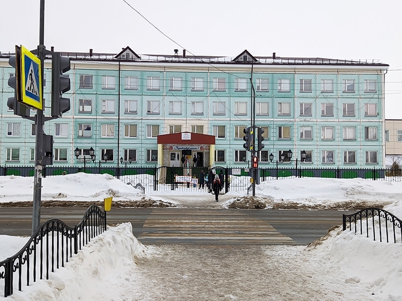 Вниманию пешеходов и водителей! На переходе возле первой школы дорожное движение регулируется светофором.