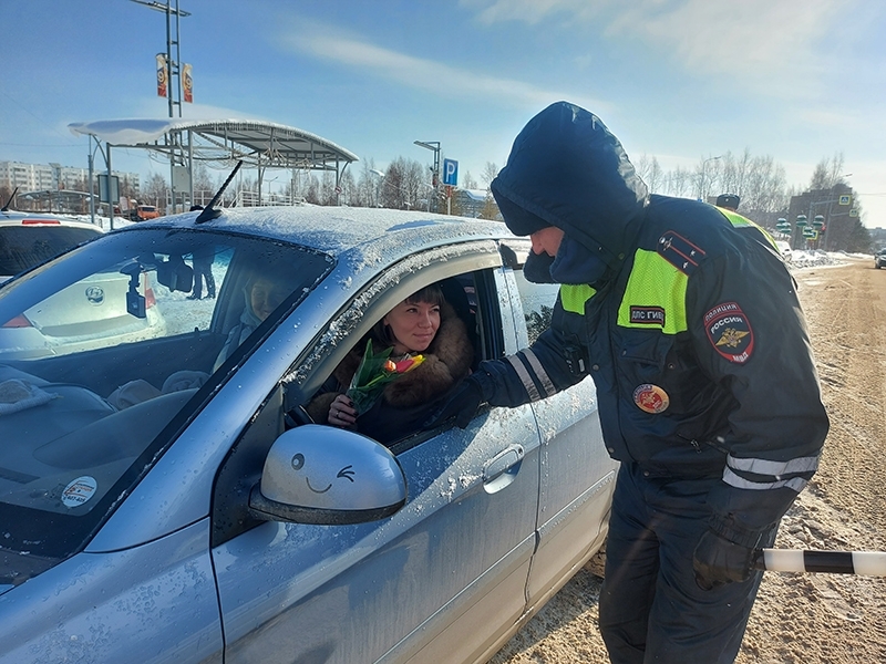 В преддверии международного женского праздника – 8 марта, сотрудники Госавтоинспекции совместно с юнармейцами провели акцию «Цветы для автоледи».