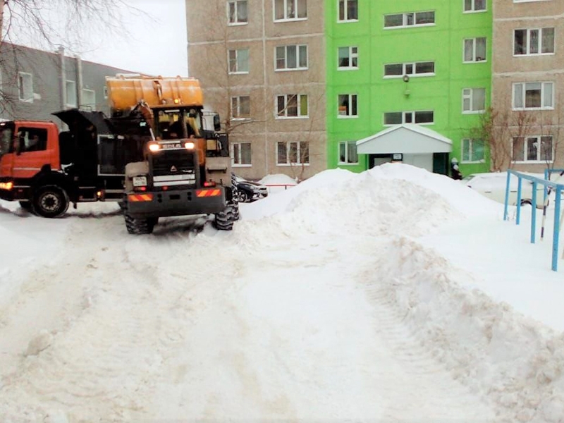 В Мегионе продолжается работа по очистке снега.