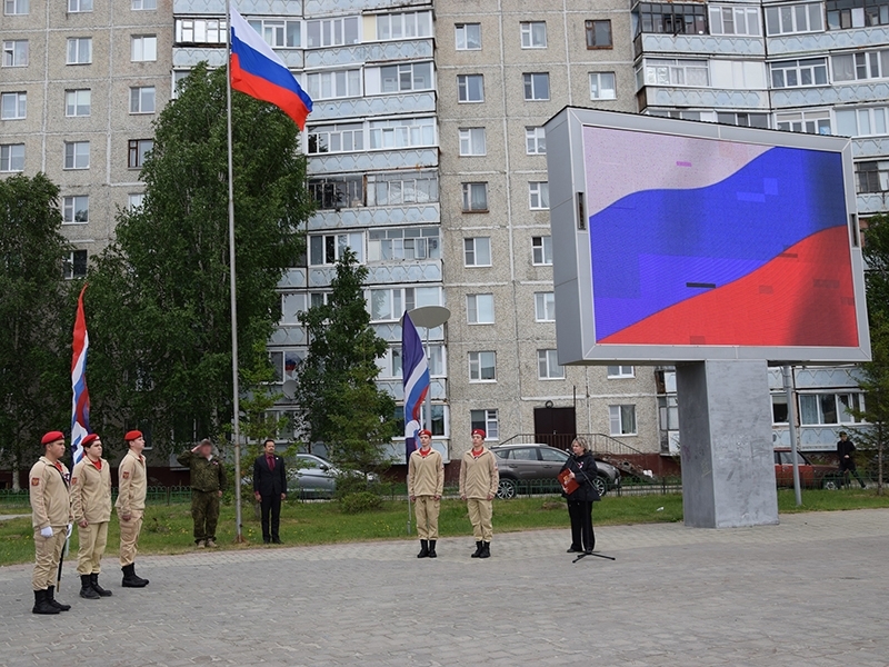 Государственный флаг Российской Федерации - над городской площадью Мегиона.