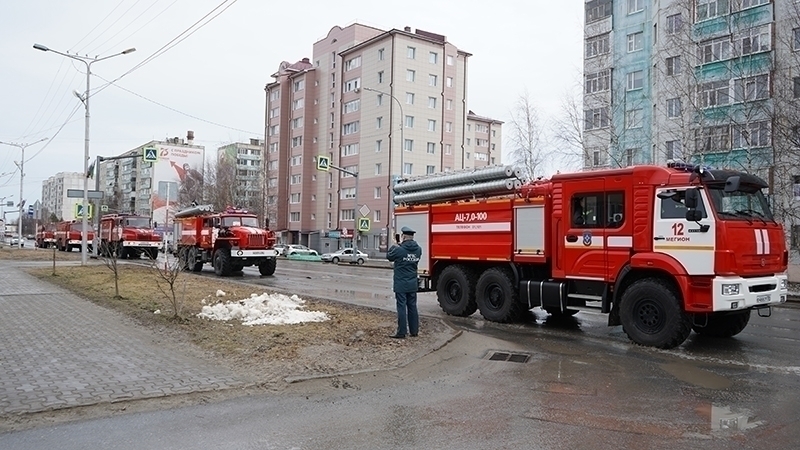 Накануне профессионального праздника мегионские пожарные организовали парад и выставку спецтехники.