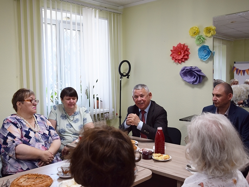 Молоды душой: Олег Дейнека встретился с представителями мегионского Общества неработающих пенсионеров.