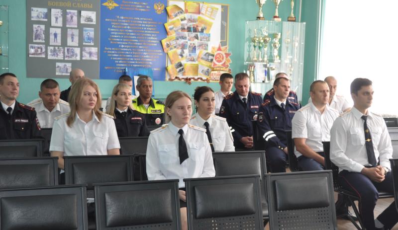 В Мегионе наградили сотрудников дорожной полиции.