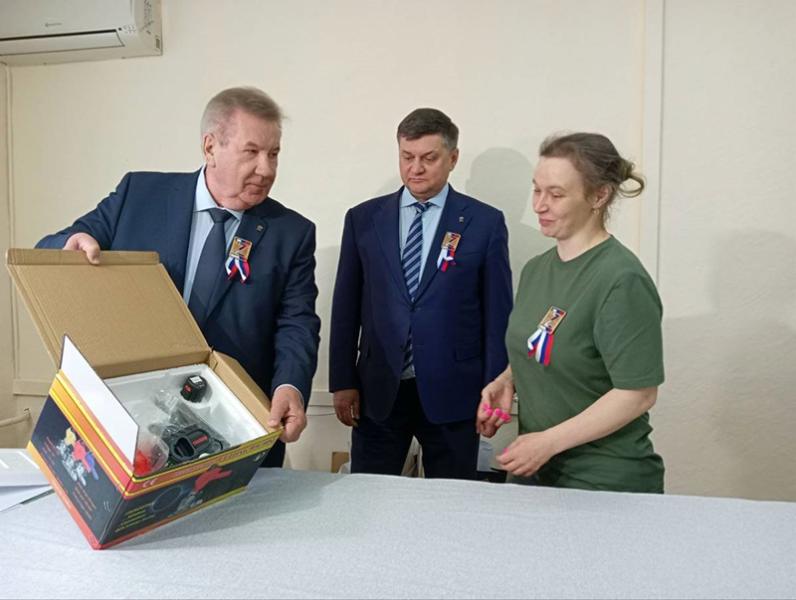 «Единая Россия» и фонд «Наша Правда» передали на фронт крупную партию спецтехники.