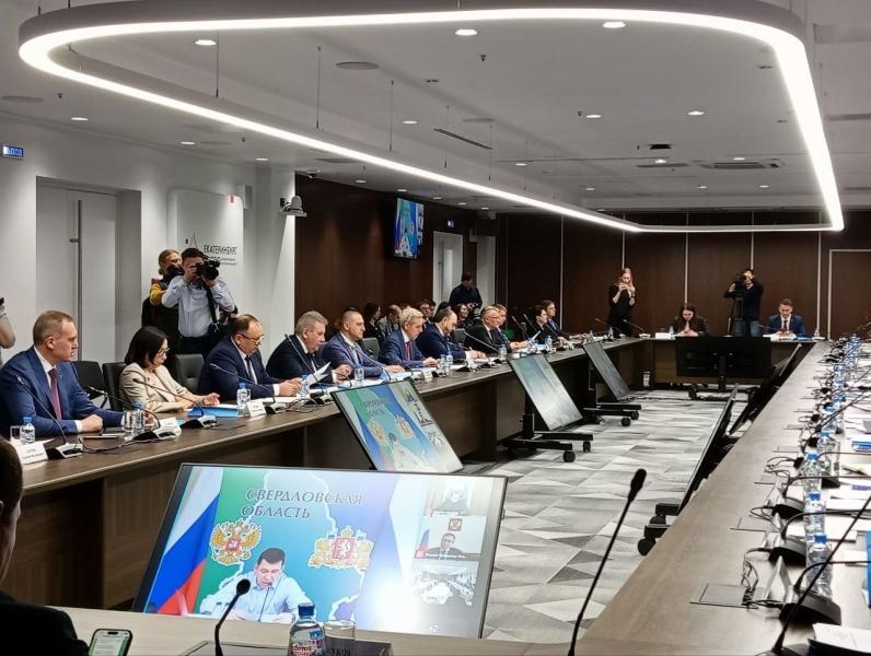 Единороссы Урала обсудили подготовку к выборам и систему взаимодействия регионов.
