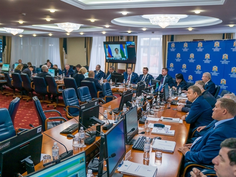 Наталья Комарова обсудила с депутатами окружной думы вопросы развития Югры.