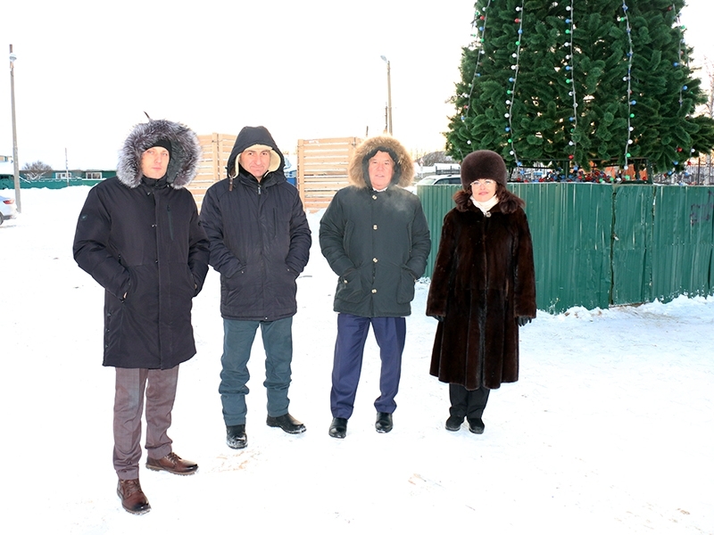 Благоустройство площади в Высоком, подготовка к новогодним праздникам и ремонт в поликлинике.