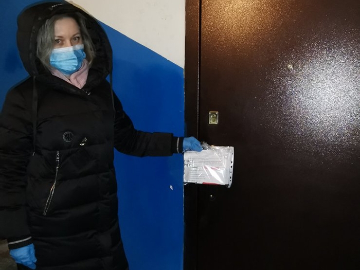Волонтёры продолжают помогать жителям региона и сотрудникам медицинских учреждений.