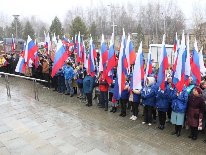 Сторонники и члены местного отделения Партии «Единая Россия» города Мегиона приняли участие в митинг-концерте в поддержу специальной военной операции..