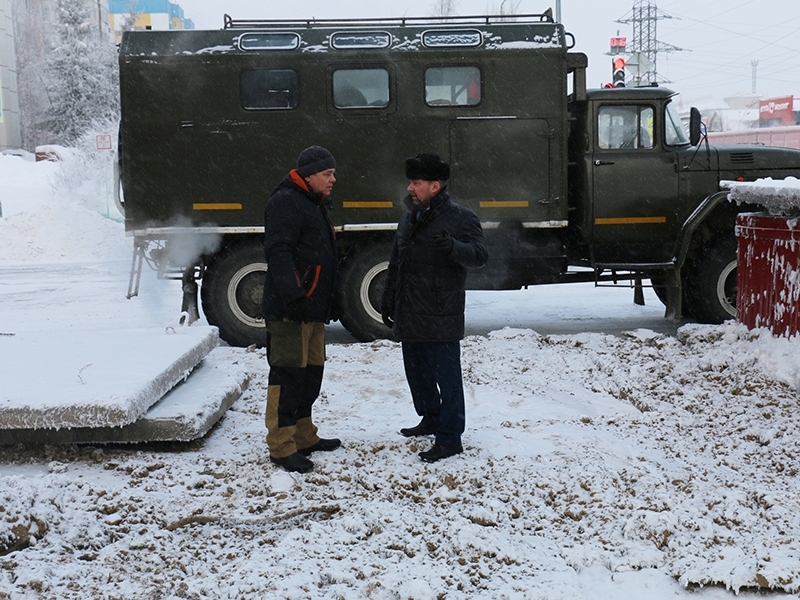 В связи с устранением последствий порыва теплотрассы, произошедшего 10 января, временно ограничивается движение автотранспорта на месте ведения работ.