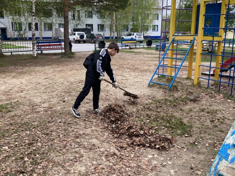 Единороссы организовали субботник в поселке Высокий.