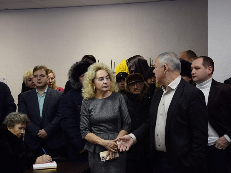 Глава Мегиона встретился с сотрудниками, которые занимаются обходом домов. Глава Мегиона встретился с сотрудниками, которые занимаются обходом домов.