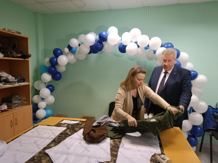 Единороссы помогли активисткам волонтерского движения «Шьем для наших». Единороссы помогли активисткам волонтерского движения «Шьем для наших».