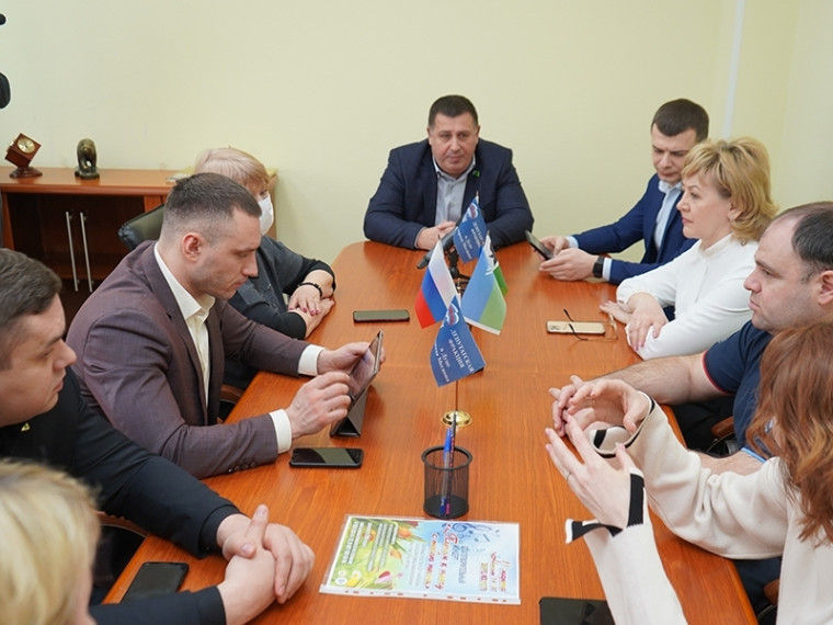 "Партийный десант" обсудил сроки и темпы строительства городских объектов. "Партийный десант" обсудил сроки и темпы строительства городских объектов.
