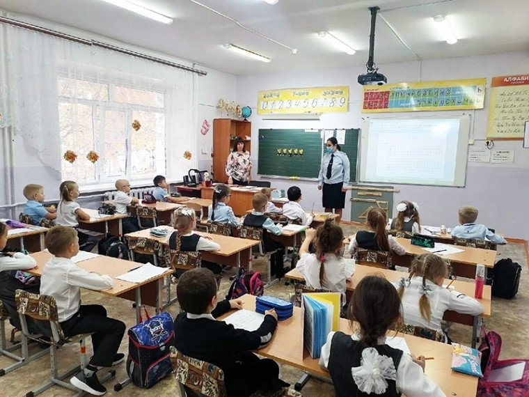 Безопасность на дороге начинается со школы. Безопасность на дороге начинается со школы.