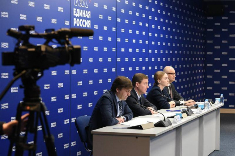 Андрей Турчак раскритиковал регионы за срыв сроков проведения капремонта школ. Андрей Турчак раскритиковал регионы за срыв сроков проведения капремонта школ.