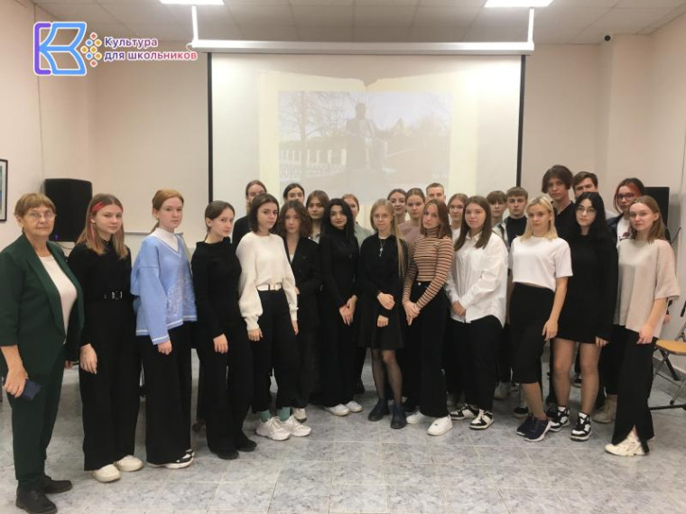 Он песни нам соткал из нежных слов. Он песни нам соткал из нежных слов.