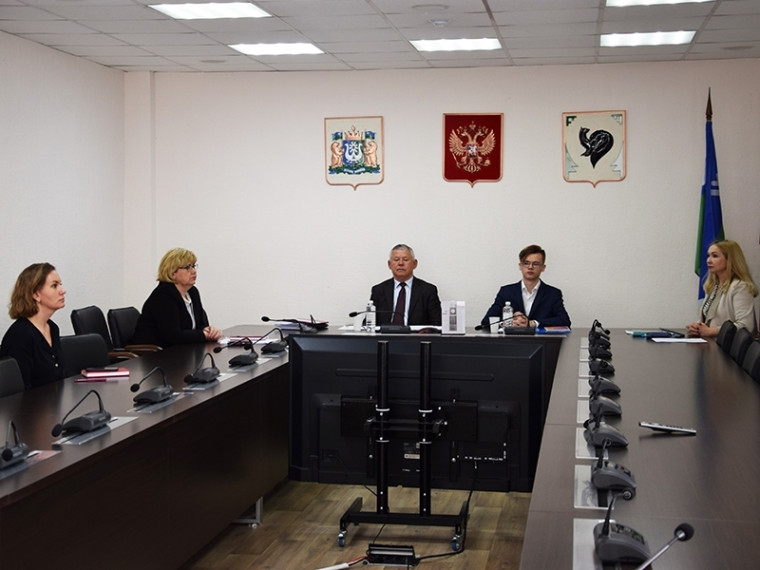 Во время общения с губернатором Югры Олег Дейнека сообщил о перспективах строительства здания для детской художественной школы. Во время общения с губернатором Югры Олег Дейнека сообщил о перспективах строительства здания для детской художественной школы.