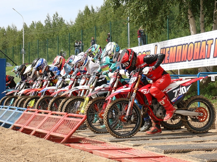 За победу в мотокроссе спорят чемпионы. За победу в мотокроссе спорят чемпионы.
