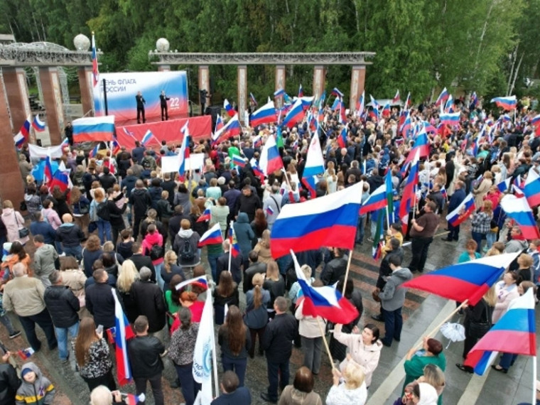 В городах Югры прошли праздничные акции в честь Дня флага России. В городах Югры прошли праздничные акции в честь Дня флага России.