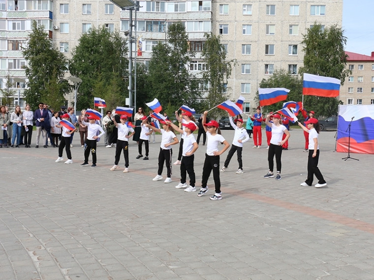 Мегионцы отмечают День Государственного флага России. Мегионцы отмечают День Государственного флага России.