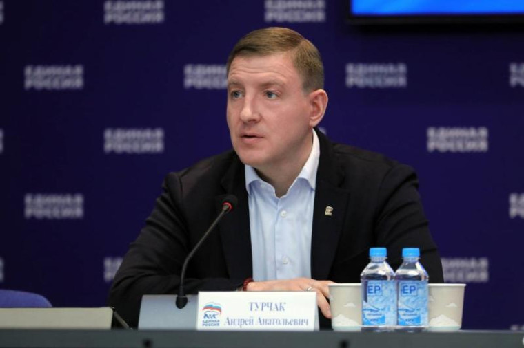 Андрей Турчак: «Единая Россия» внесла поправки к проекту федерального бюджета на ближайшие три года. Андрей Турчак: «Единая Россия» внесла поправки к проекту федерального бюджета на ближайшие три года.