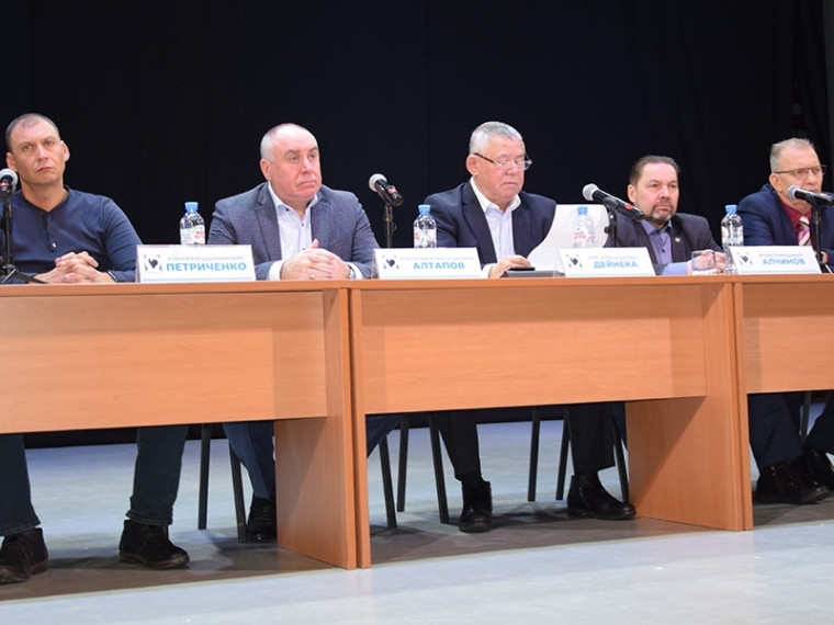 «Меняем жизнь к лучшему вместе…» В субботу Олег Дейнека обсудил с горожанами вопросы развития Мегиона. «Меняем жизнь к лучшему вместе…» В субботу Олег Дейнека обсудил с горожанами вопросы развития Мегиона.