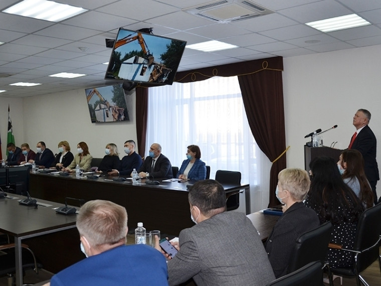 Олег Дейнека представит депутатам отчет о работе городской администрации за 2022 год. Олег Дейнека представит депутатам отчет о работе городской администрации за 2022 год.