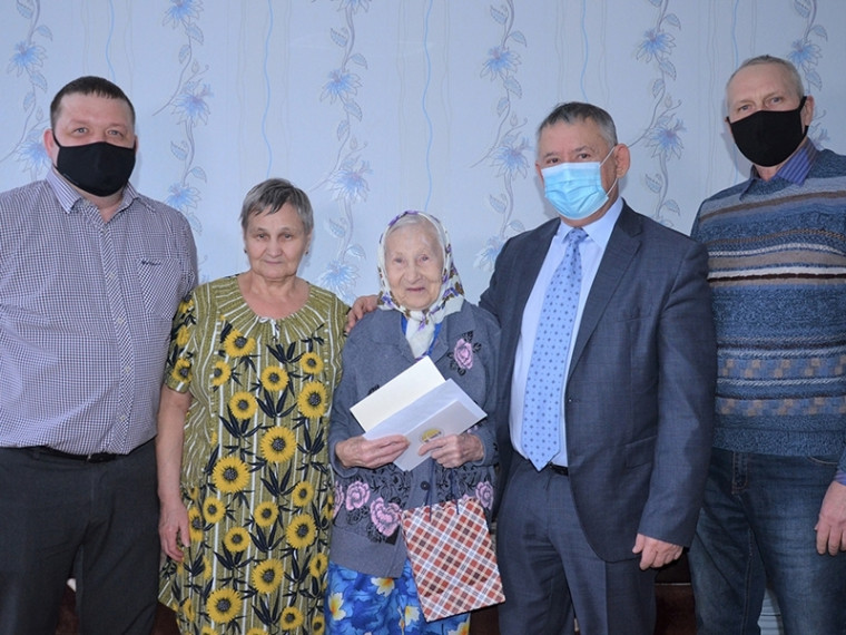 В Мегионе с 90-летним юбилеем поздравили труженицу тыла Зинаиду Сергеевну Безрукову. В Мегионе с 90-летним юбилеем поздравили труженицу тыла Зинаиду Сергеевну Безрукову.