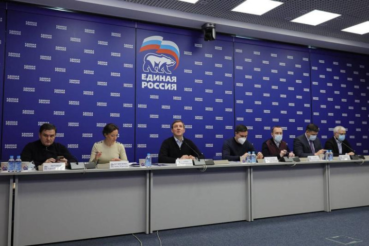 «Единая Россия» расширяет направления помощи беженцам и жителям Донбасса. «Единая Россия» расширяет направления помощи беженцам и жителям Донбасса.