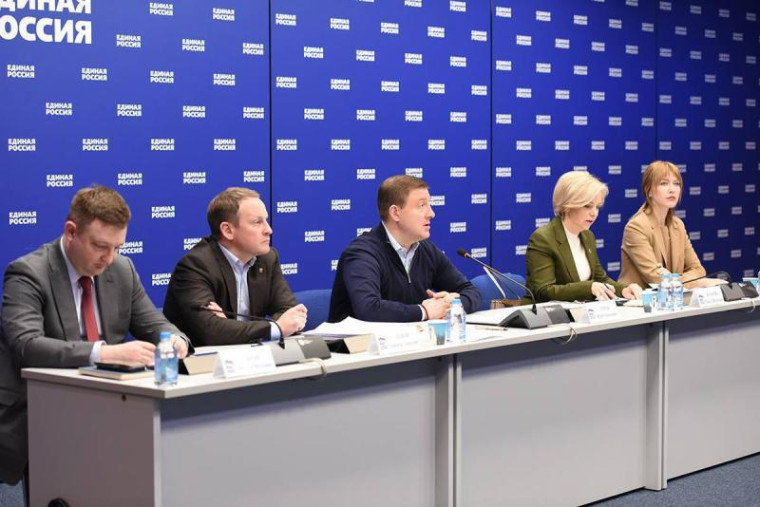 «Единая Россия» и Минпросвещения выработали меры, которые гарантируют выполнение программ капремонта школ и обеспечения школьников горячим питанием. «Единая Россия» и Минпросвещения выработали меры, которые гарантируют выполнение программ капремонта школ и обеспечения школьников горячим питанием.
