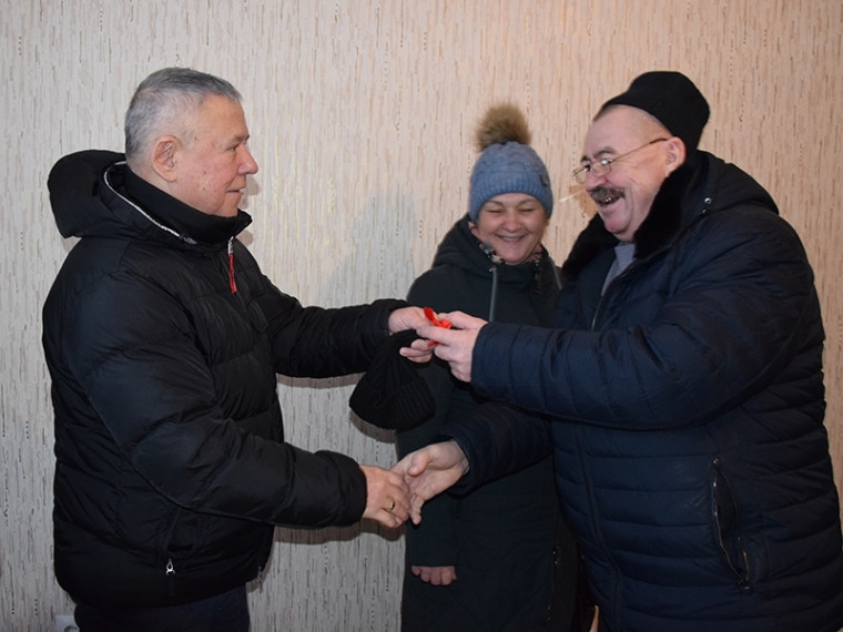 Подарок к Новому году: жители аварийных домов получили ключи от новых квартир. Подарок к Новому году: жители аварийных домов получили ключи от новых квартир.