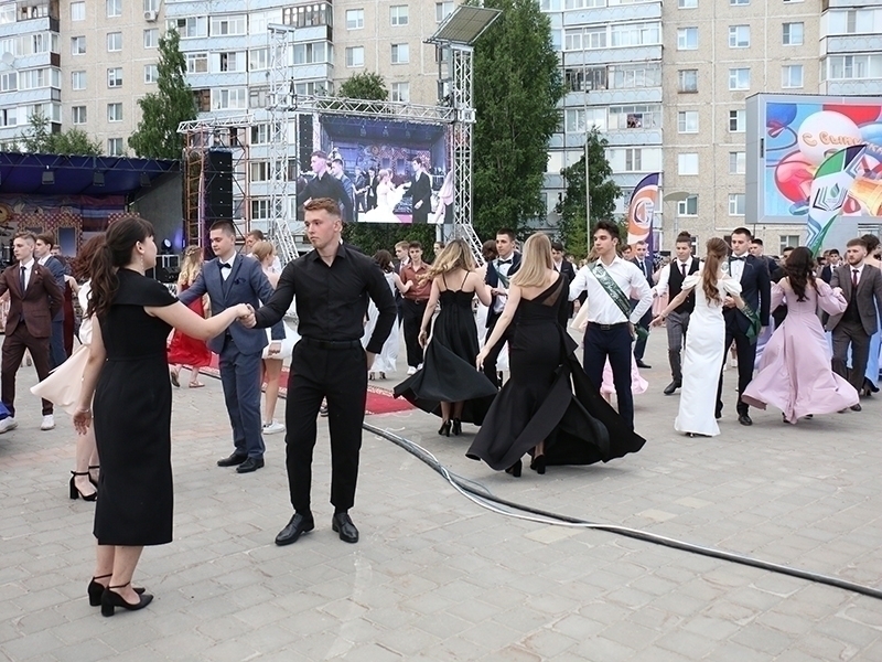 Двойной праздник для мегионцев: на главной площади города организованы День молодежи и «выпускной бал».