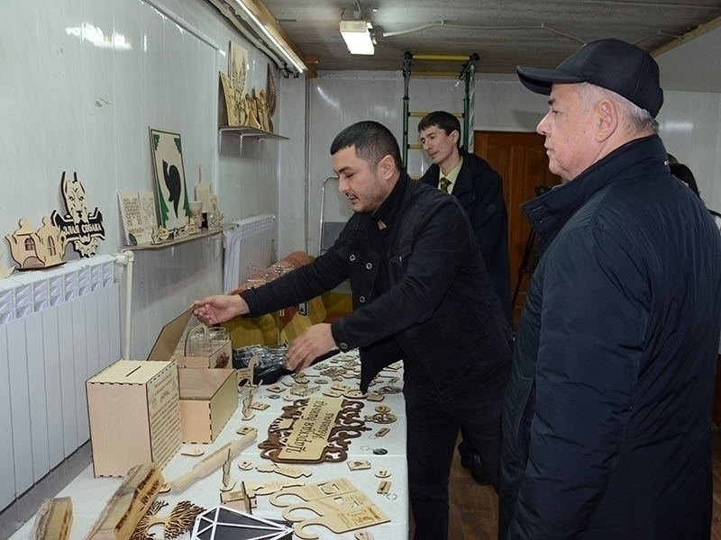 #ВстречиПоСредам: глава города встретился с мегионцами, занимающимися изготовлением сувенирной продукции.